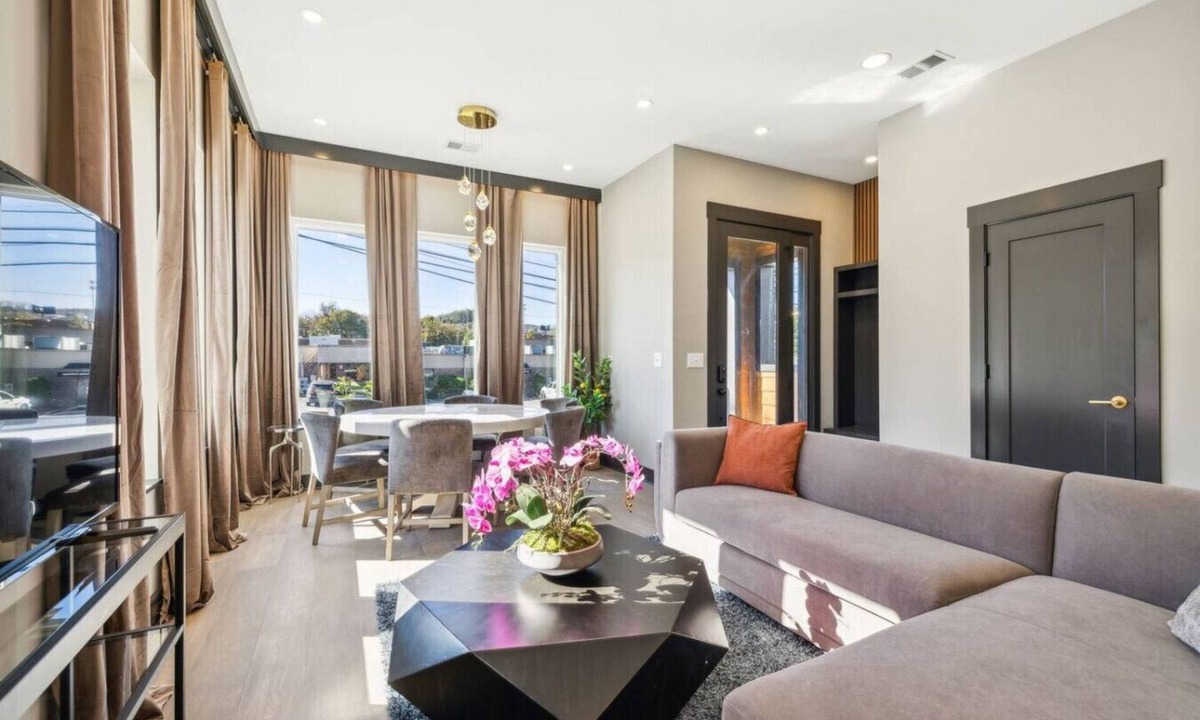 Madison House | East Nash Luxury Escape w/Rooftop Deck-Sleeps 12!