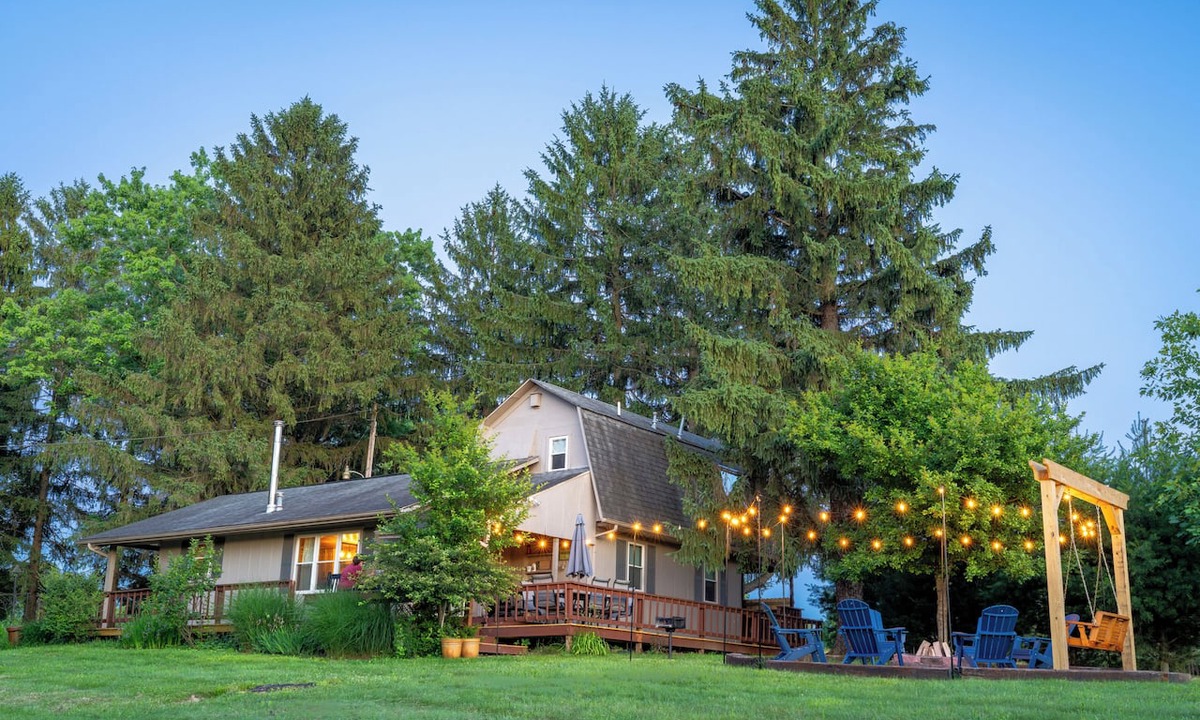 Rockbridge Cottage | Easy access to everything 4 mins to US 33/Hot Tub/Fire Pit/Play set/Arcade