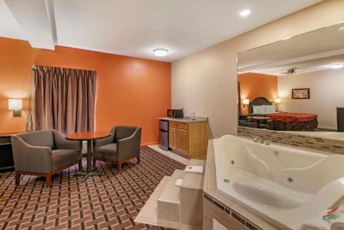 Mitchell Hotel | Econo Lodge Inn & Suites Granite City - St Louis