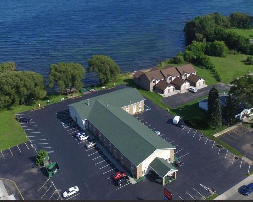 Menominee Cabin | Econo Lodge Menomonie On The Bay