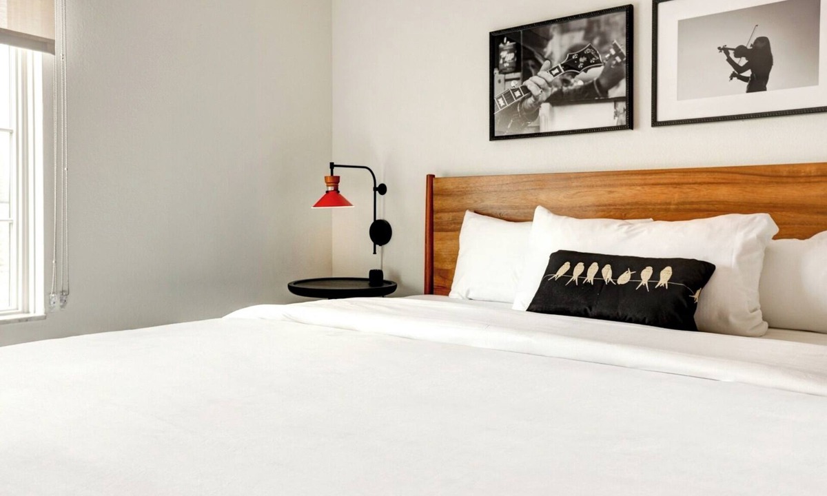 Lexington Hotel | Elwood King Stay, Downtown Lexington, Hotel Outside Patio