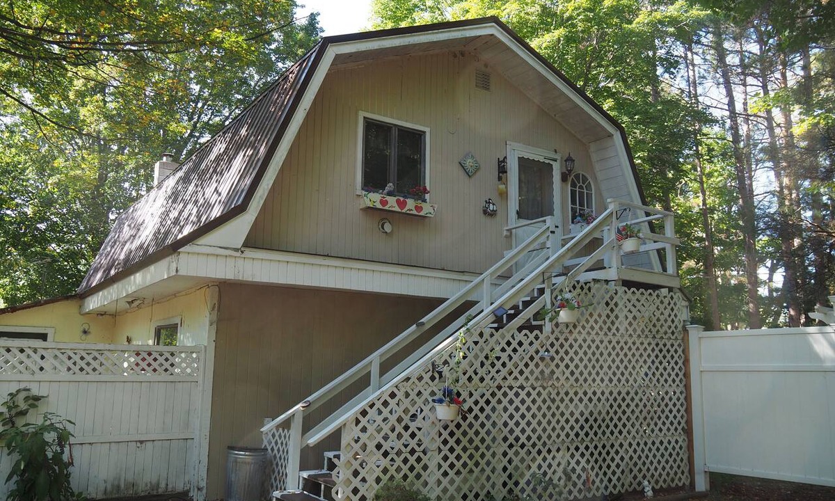 Lake Ann Apartment | Emanuel - CUTE UPSTAIRS APARTMENT WITH AIR CONDITIONING! GREAT LOCATION AND DOG-FRIENDLY!