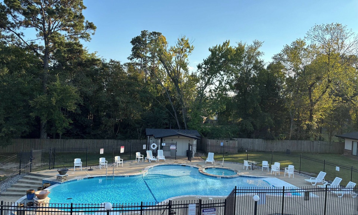 Lake Hamilton Condo | Emerald Isle lakefront 2BR/2B condo with pool, hot tub, pickleball, & mini-golf!