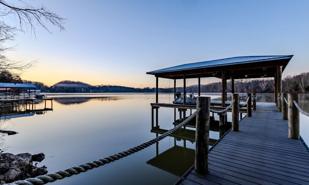 Harriman House | Emory River Retreat | Waterfront on Watts Bar Lake | Private Dock | Sleeps 12