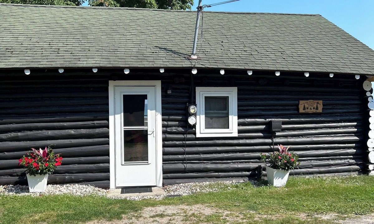 Mullett Lake Cottage | Enchanting 3-bedroom cottage on Mullett Lake