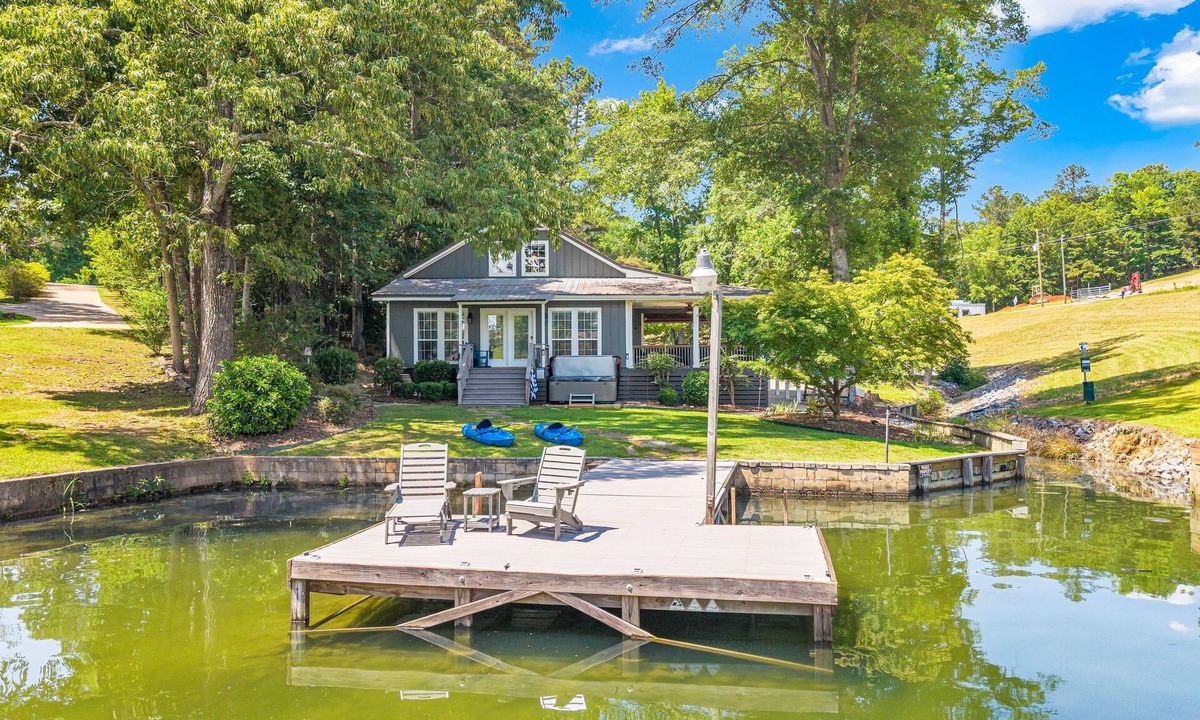 Jacksons' Gap House | End of Summer Specials! Lakefront with Private Dock, Kayaks, Fire Pit, Sleeps 8