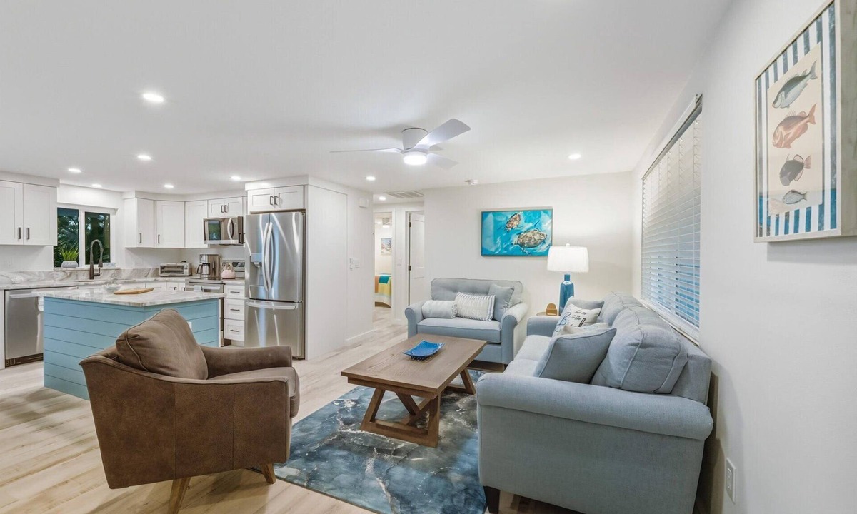 Grove City House | Englewood Private Vacation Cottage with Stand-alone Hot Tub