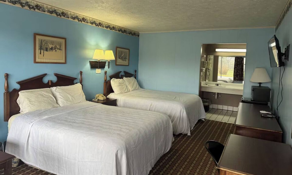 Tazewell Hotel | Enjoy Mountain Adventures from 2 Relaxing Rooms w/2 Full Beds w/Private Bath