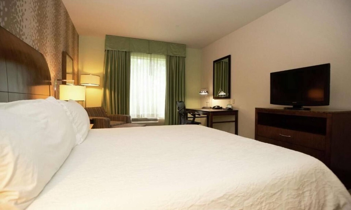 Covington Hotel | Enjoy Nearby Dining from a Comfortable Room Close to Fountaine State Park
