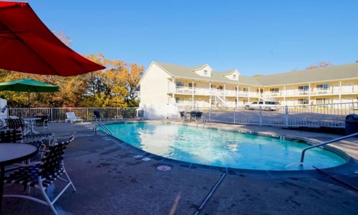 Eureka Springs Hotel | Enjoy Soothing Jetted Tub in Spacious Room Near Eureka Springs Sights