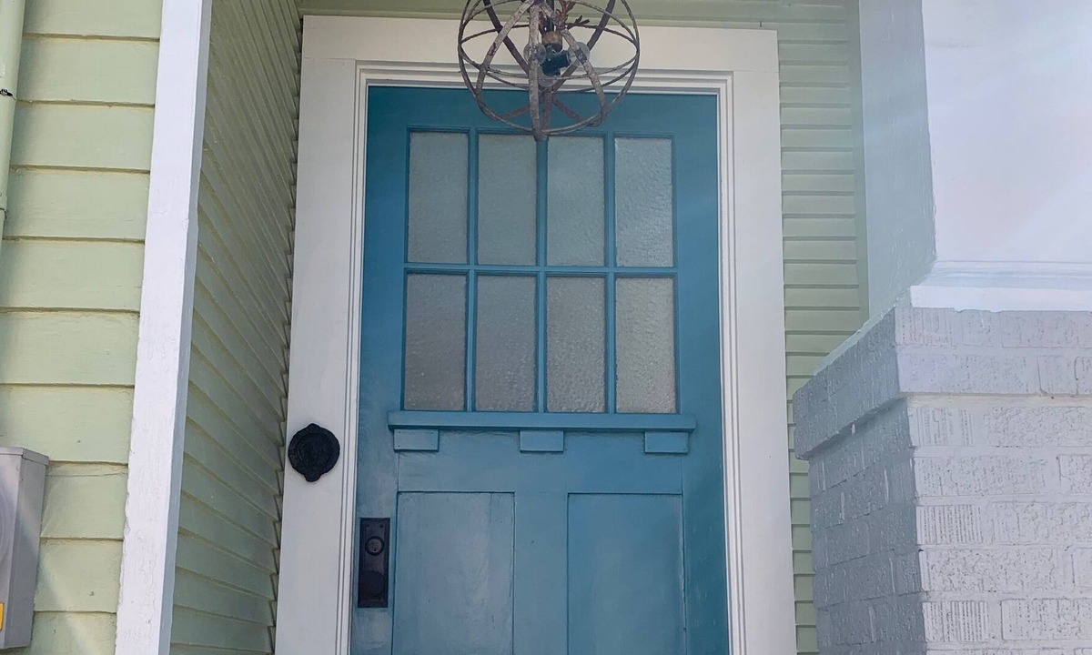 Leonidas Cottage | Enjoy the comforts of home in the Cozy Green Cottage!