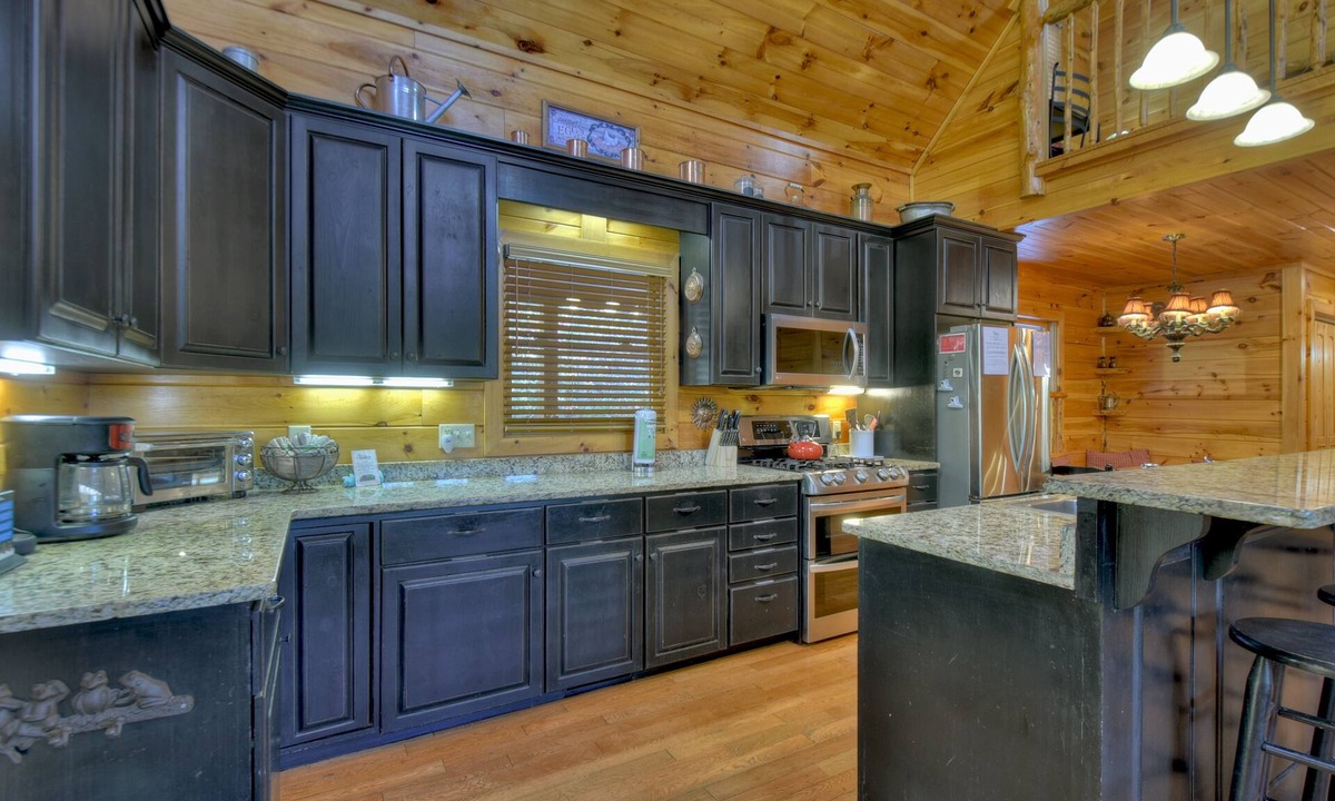 Copperhill Cabin | Enjoy the relaxing sunshine from hot tub near Ocoee River!