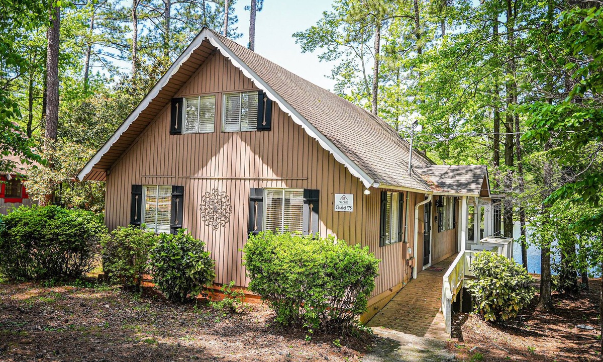 Pine Mountain Ski Chalet | Enjoy your home away from home in this beautiful Lake view Chalet!