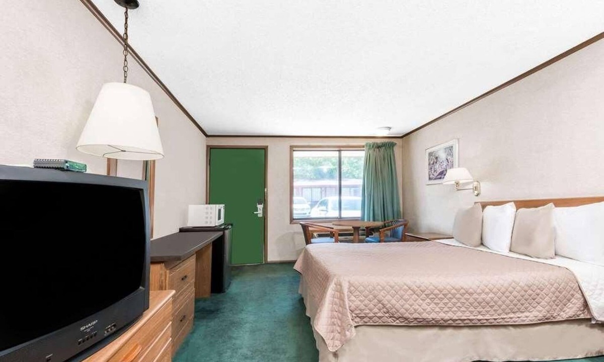 Summit Hotel | Enjoy Your Stay at Knights Inn Ashland! Pool, Picnic Area, Parking, WiFi