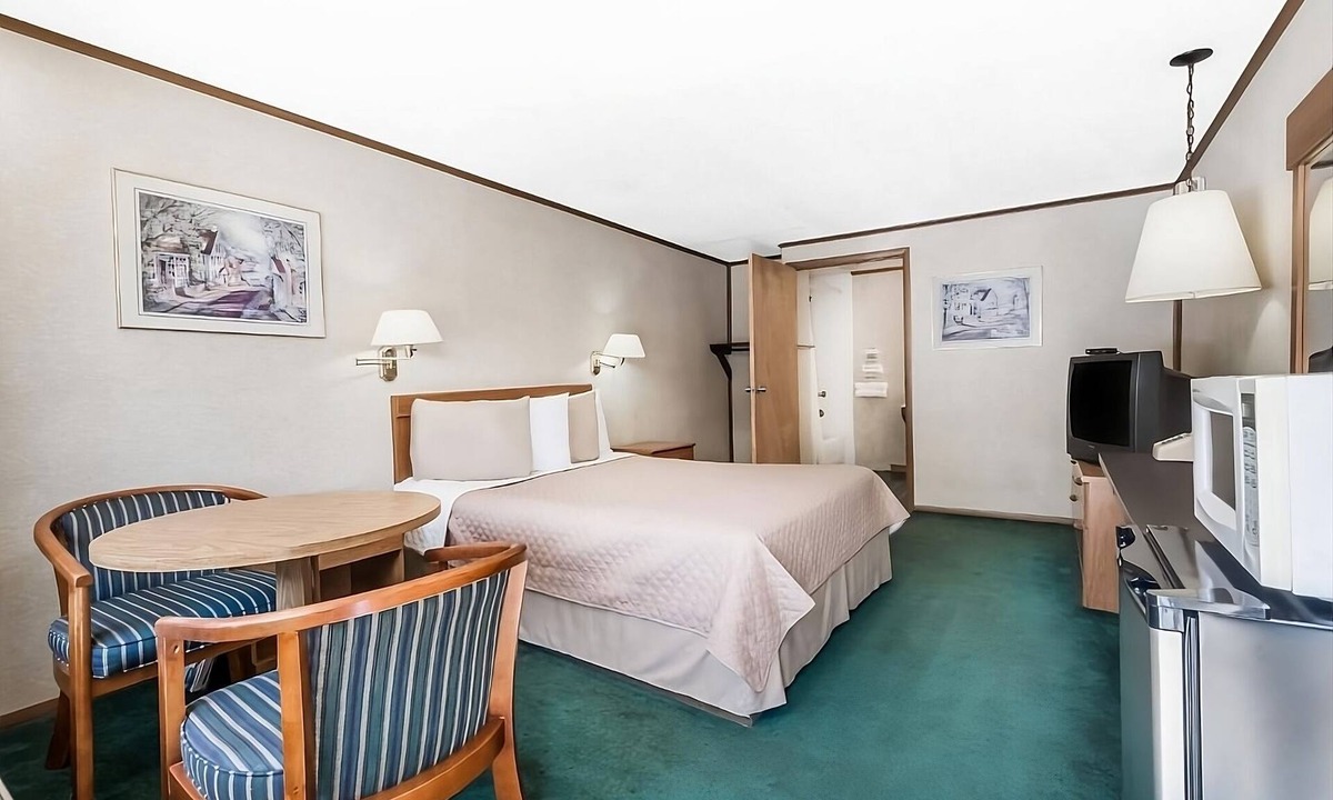 Summit Hotel | Enjoy Your Stay at Knights Inn Ashland! Pool, Picnic Area, Parking, WiFi