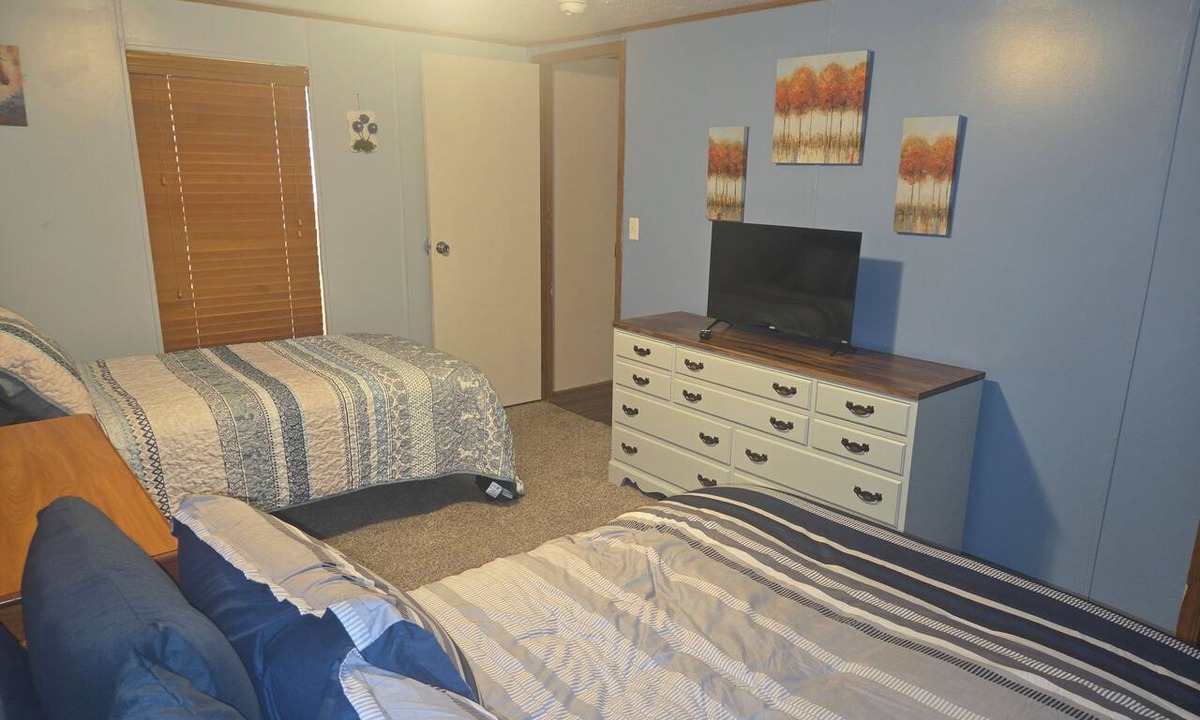 Cisne House | Enjoyable 2-bedroom mobile home with AC in charming Cisne. Quiet neighborhood.