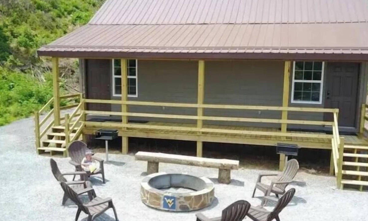 Bluewell Cabin | Enjoyable centrally located 1-bedroom cabin in Bluewell at Gold & Blue cabins