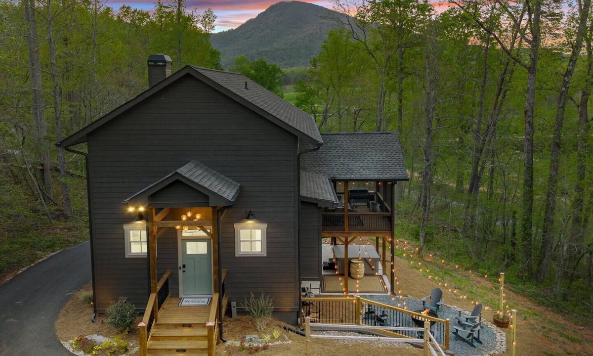 Cleveland House | Entire Mountain Home Steps from Vineyard | Hot Tub, Mtn Views, Minutes to Helen