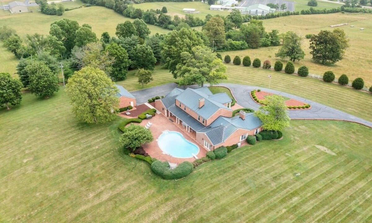 Somerset House | Entire Oak Hill Estate | Tennis, Pool & Games