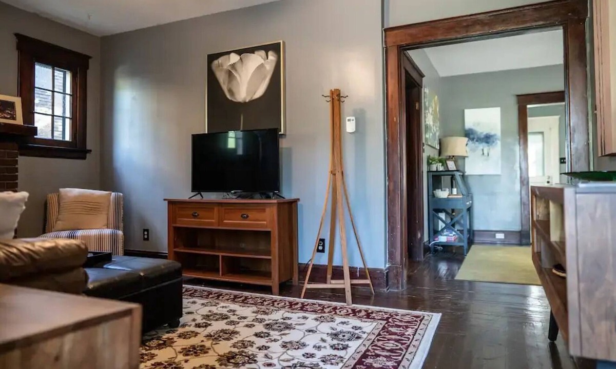 Latonia House | Entire Townhouse - 2 Separate Units