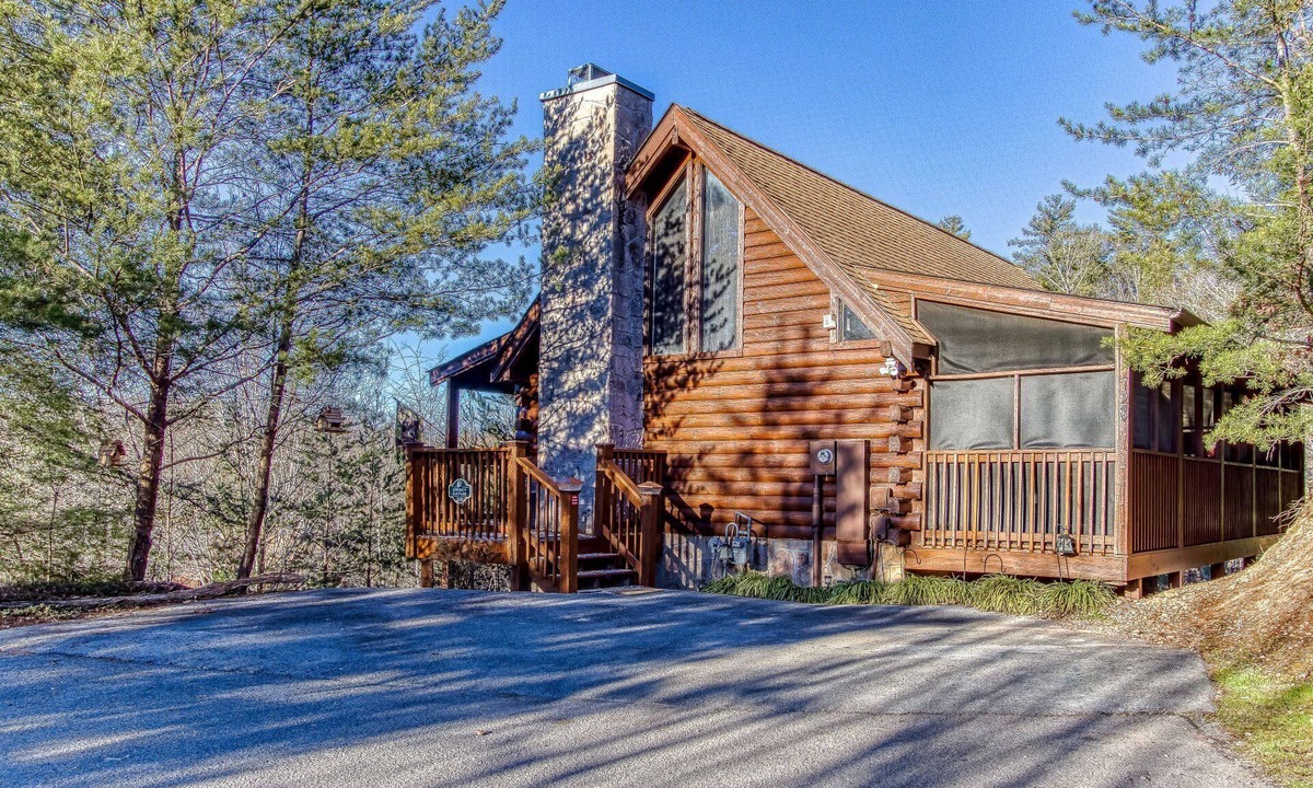 Pigeon Forge Cabin | ER 240 – Smoky Safari Great Location – Close to town!