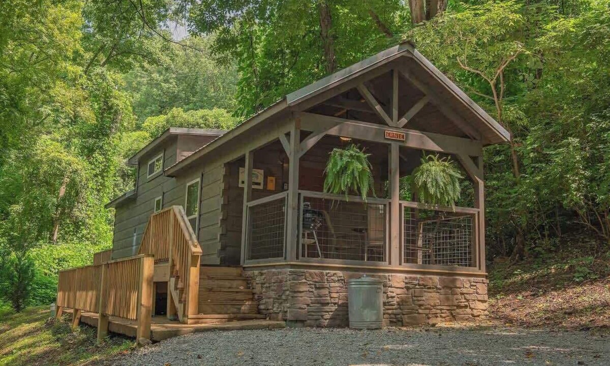 Lookout Valley Neighborhood Association Cabin | Ernie Cabin Private Spa 1 Mile from the Southside