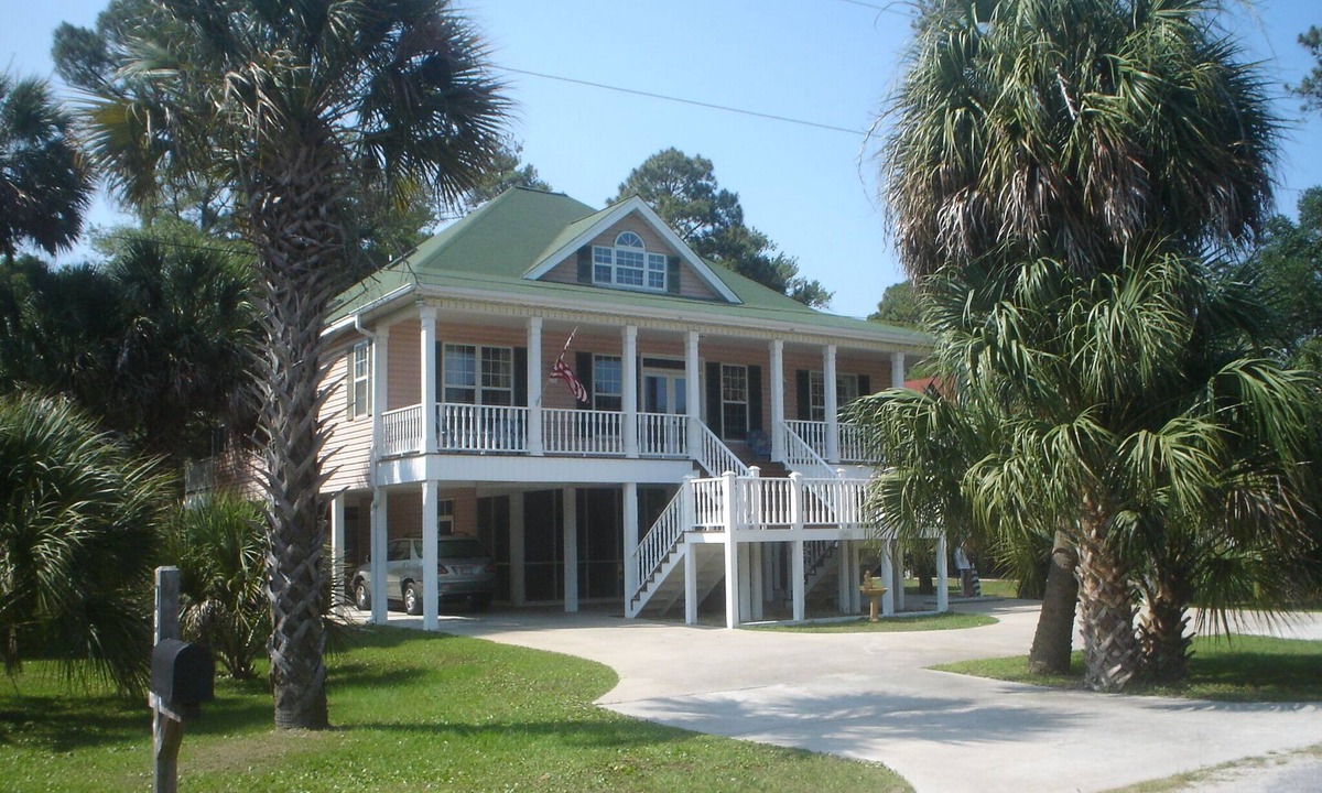 Edisto Island House | Est 1995: A meticulously kept/modernly appointed/classically designed beachhouse