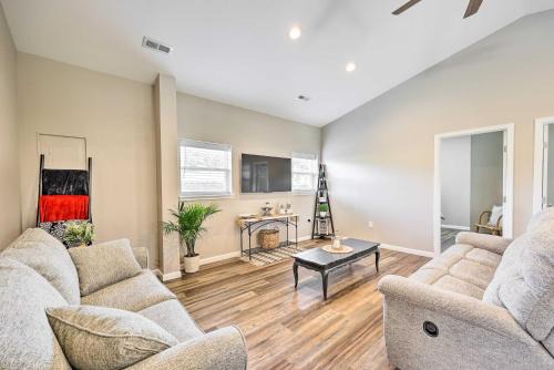 Berryville House | Eureka Springs Area Home w/Porch, Grill!