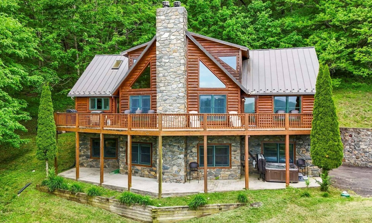 West Jefferson Cabin | Experience breathtaking views at Big Ashe View, a spacious 5-bedroom cabin in West Jefferson, NC!
