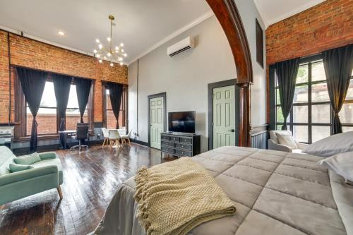 Marshall Apartment | Explore Downtown Marshall: Historic Studio Getaway