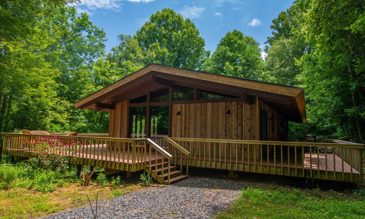 Grassy Creek Cottage | Explore on 13 Acres of Private Land | Black Dog | Bring Your Pups