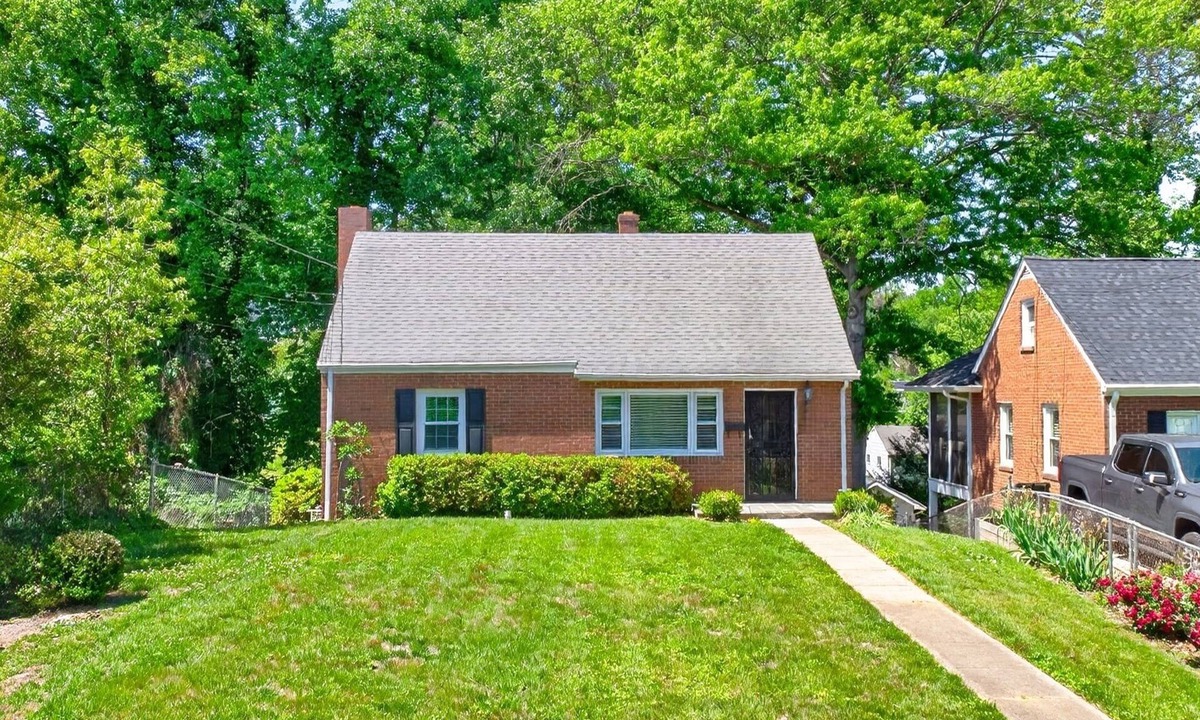 Fry's Spring Cottage | Extended stay: charming 2-bedroom cottage in lovely Charlottesville
