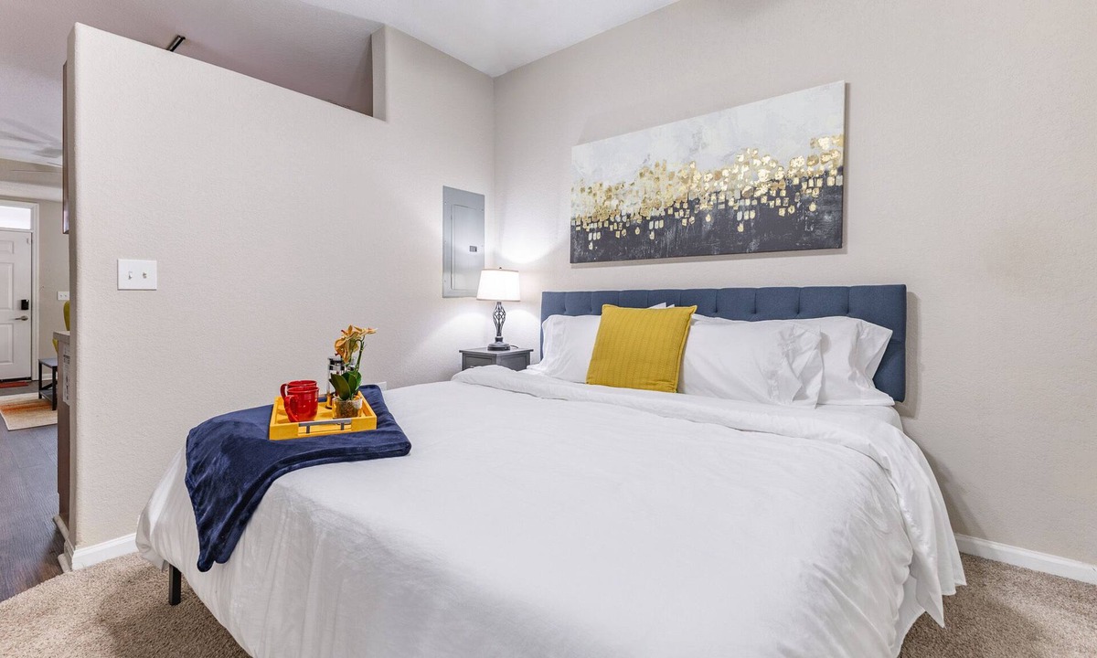 Huntsville Apartment | Extended Stay - Near Crestwood, King Bed, Gym, Parking, Fast WiFi