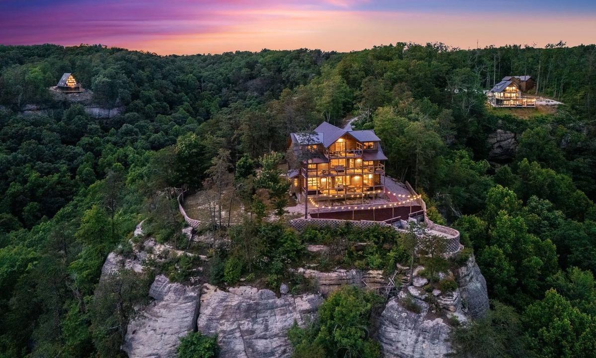 Frenchburg Cabin | Fabulous immense lodge, sitting on top of the world, with breathtaking views