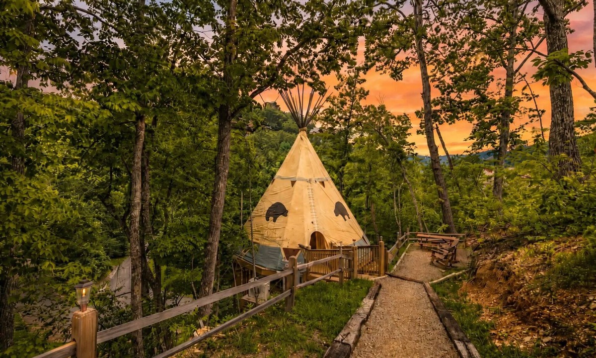 Pigeon Forge Resort | Family Cub House at Parkside Resort Cozy Smoky Stay Sleeps 4