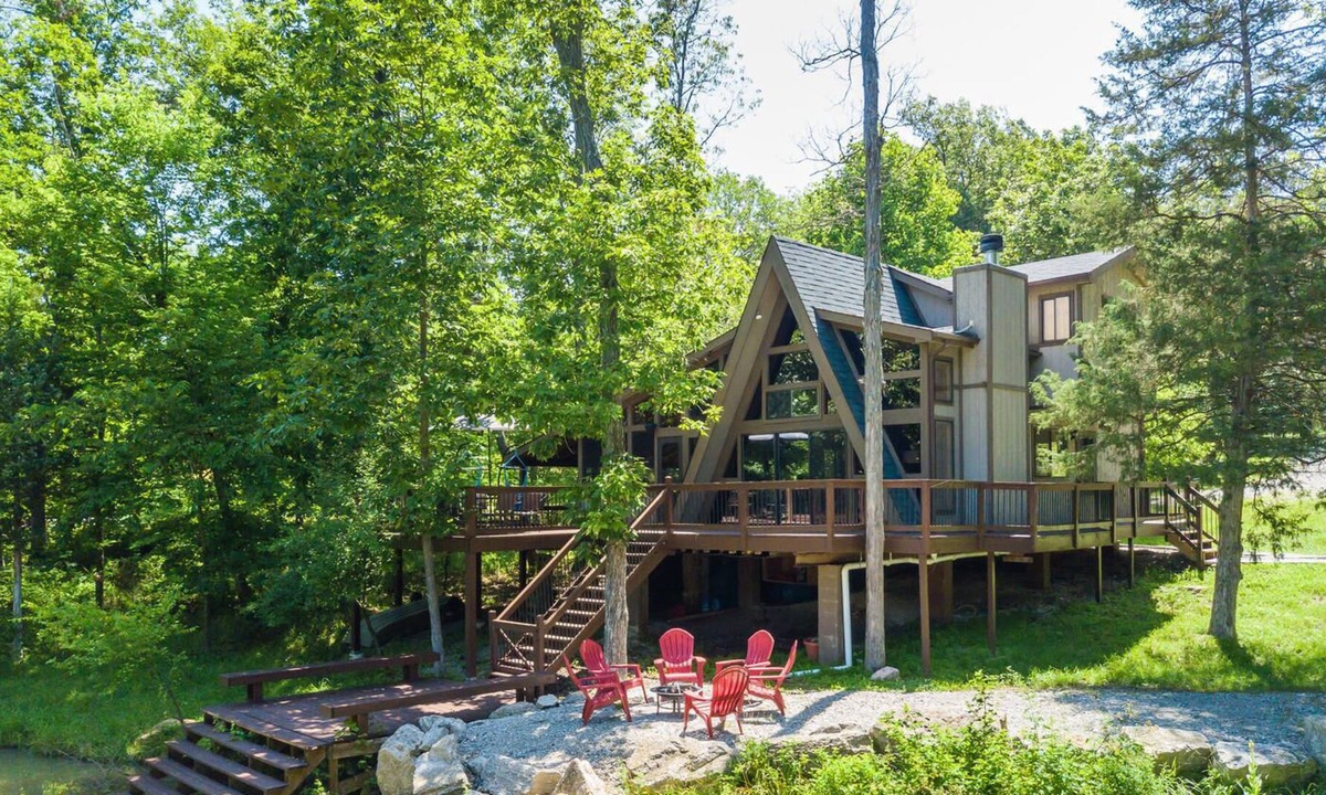 Wright City Ski Chalet | Family-Friendly Chalet on Private Lake with Two King Beds!
