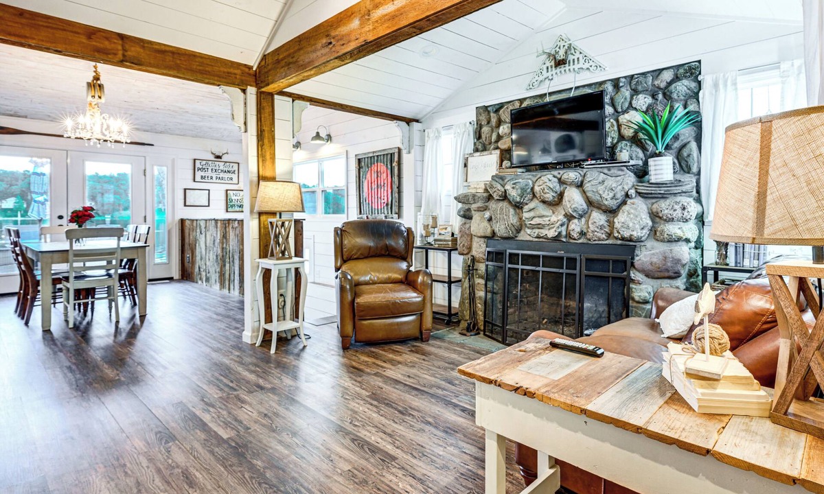 Jackson House | Family-Friendly Retreat on Gilletts Lake!