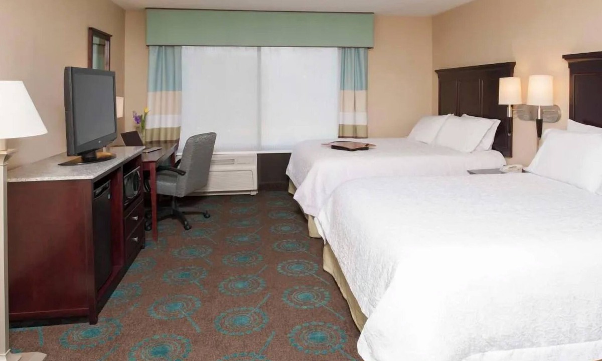South Bend Hotel | Family-Friendly Suite w/Full Kitchen – Close to Notre Dame