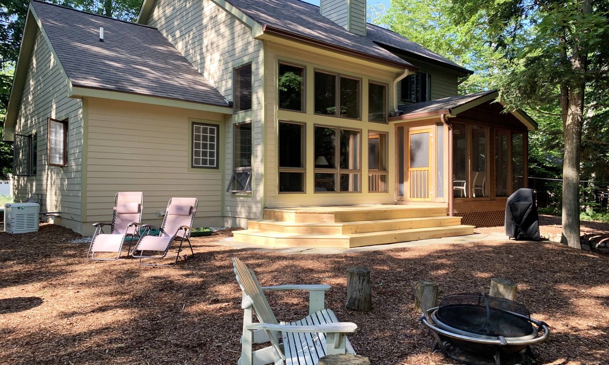 Empire House | Family home in the center of Glen Arbor!