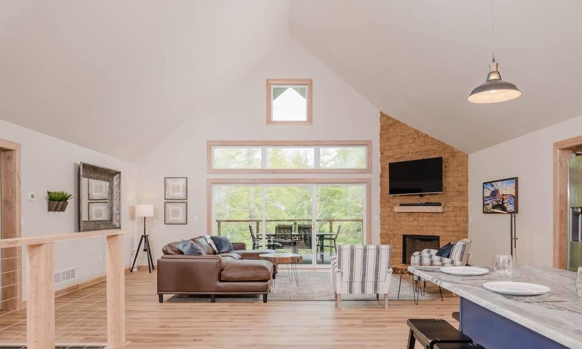Sturgeon Bay House | Family Retreat | Game Room + EV Charger
