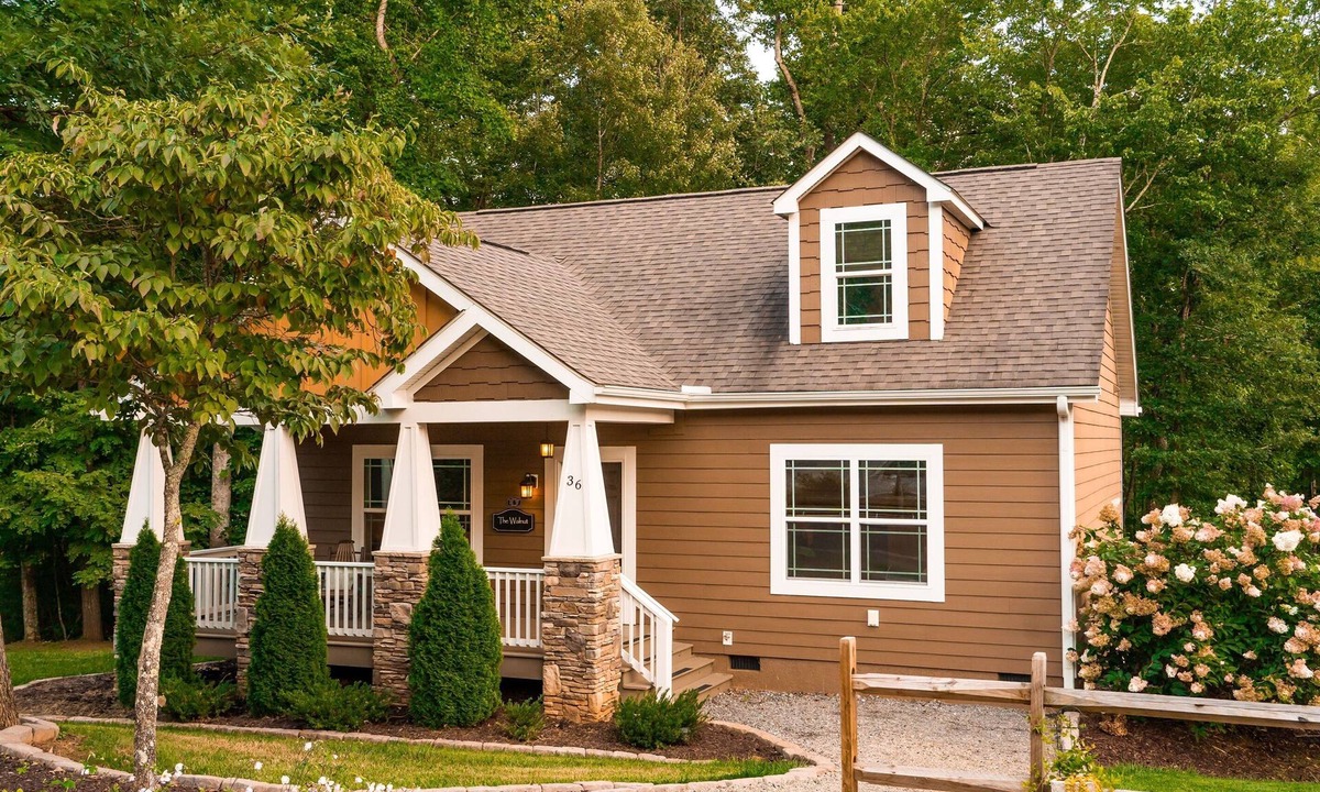 Skyland Cottage | Family-Run Cottage with Fireplace and Private Hot Tub