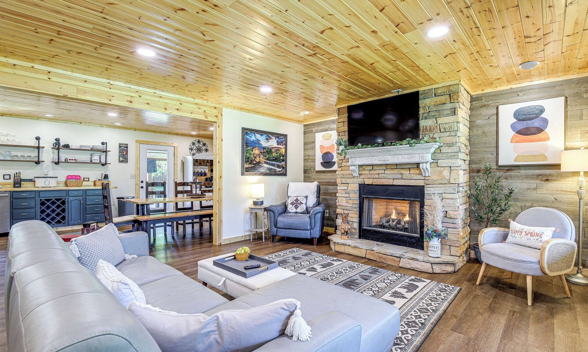 Sevierville Cottage | Family Sevierville Cottage w/Game Room & Hot Tub!