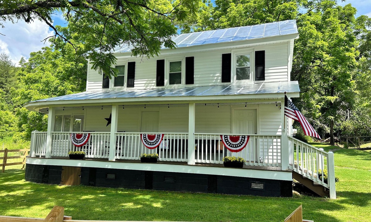 Piney Creek House | Farmhouse 2 minutes from The New River in Piney Creek, NC