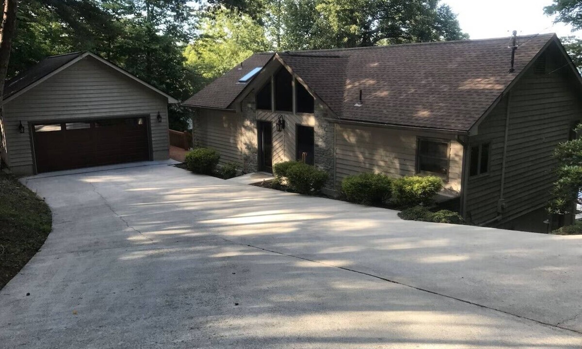 La Follette House | Fawn Memories-Lakefront Home in Deerfield Resort with Stunning Norris Lake Views