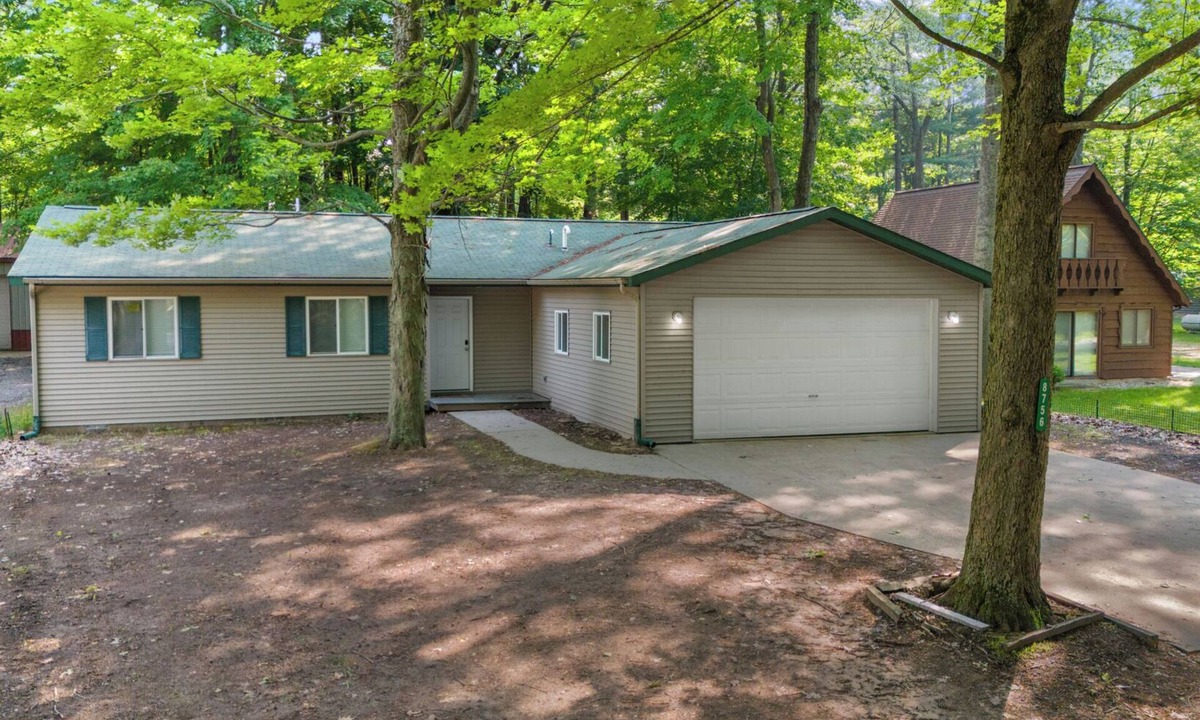 Mears House | FEET from the Silver Lake Sand Dune Entrance!