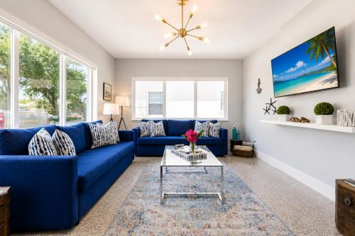 Royal Poinciana House | Fenced backyard King bedroom Beach nearby