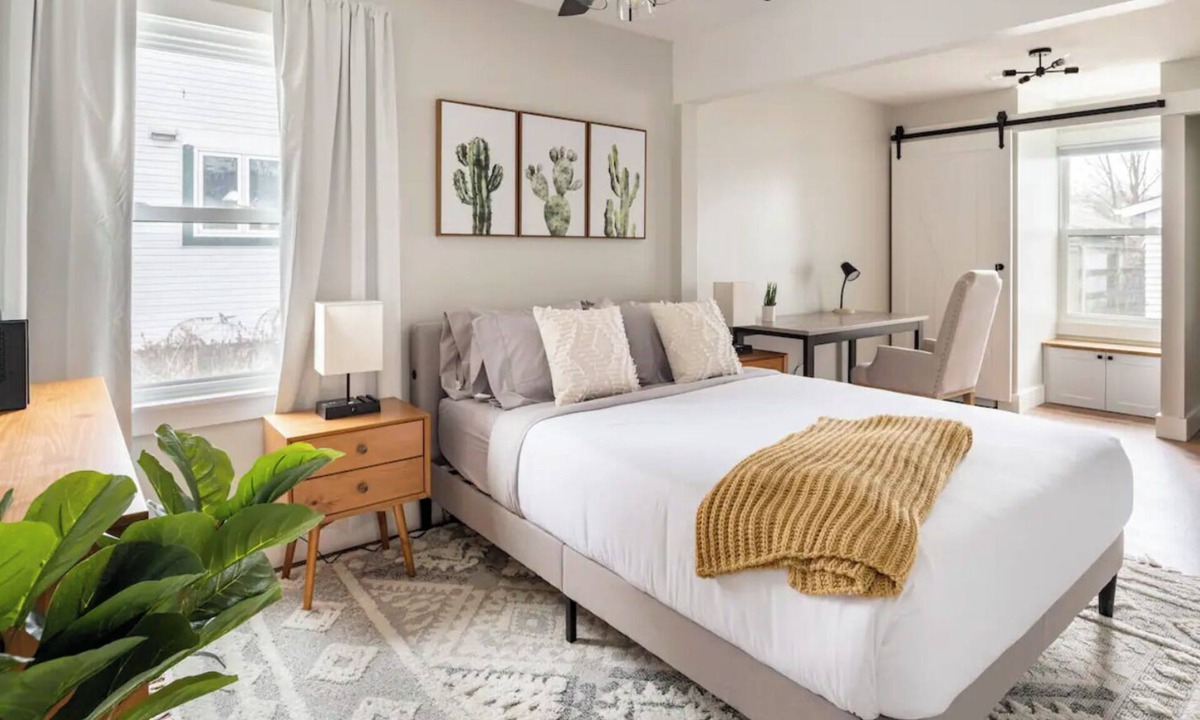 Loveland House | Fire Pit, Bike Trail, 3+ Night Discount, Restaurants, Kings Island, Work Desk