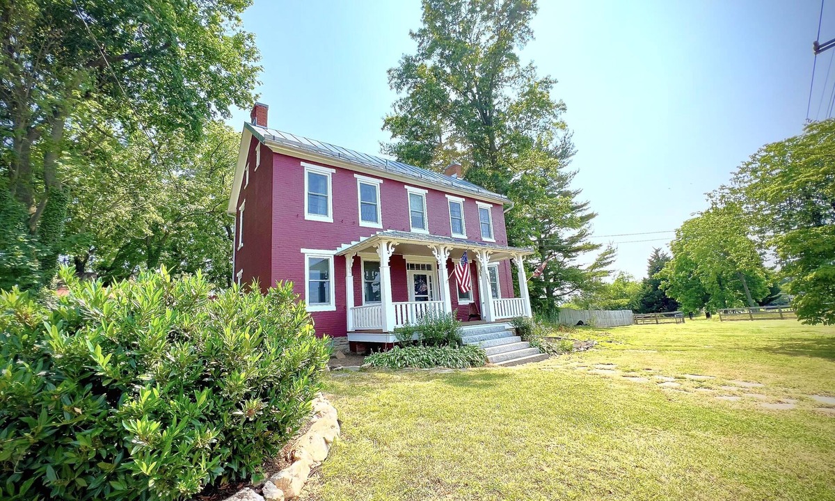 Jefferson House | Firefly Hill - Renovated farmhouse with large backyard - sleeps 8
