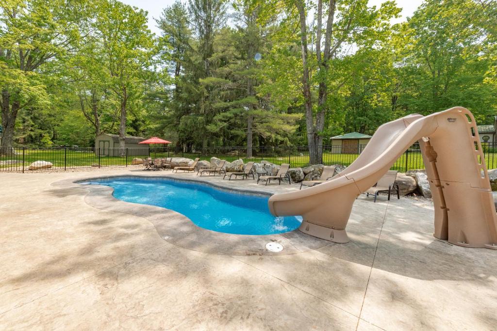 Oakland House | Fireside Pointe