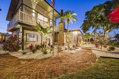 Bayshore Gardens House | First Level | Sleeps 12 |Putt Putt | 4 BD 2 BA